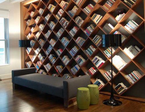 Полка для книг на всю стену
