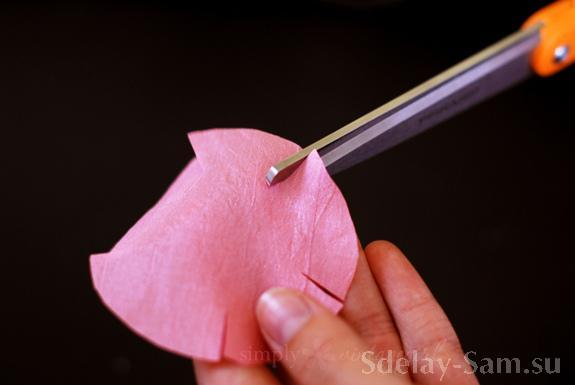 Ножницами делаем разрезы на ткани как показано на рисунке