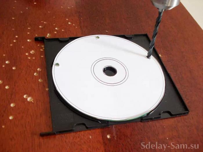 Сверлим CD диск для бальнейшего крепления на шпильках