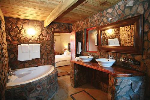 Ванная комната из камня. стены облицованы докоративным камнем