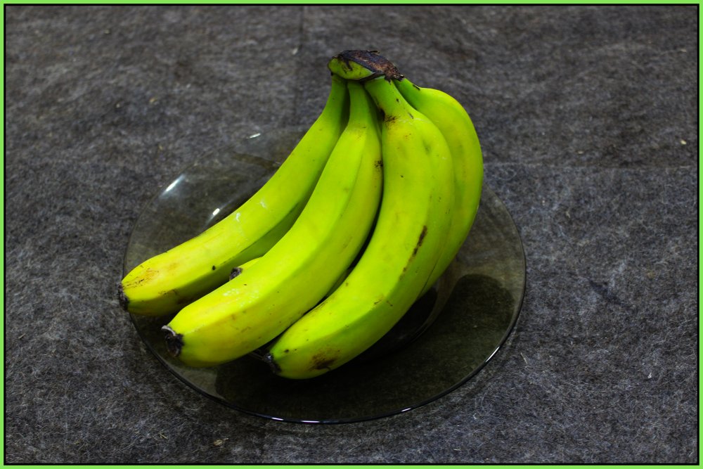 Можно есть зеленые бананы. Зеленые бананы. Зеленые и спелые бананы. Спелый банан. Зеленоватые бананы.