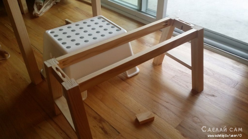 Простой деревянный стол со стульями своими руками