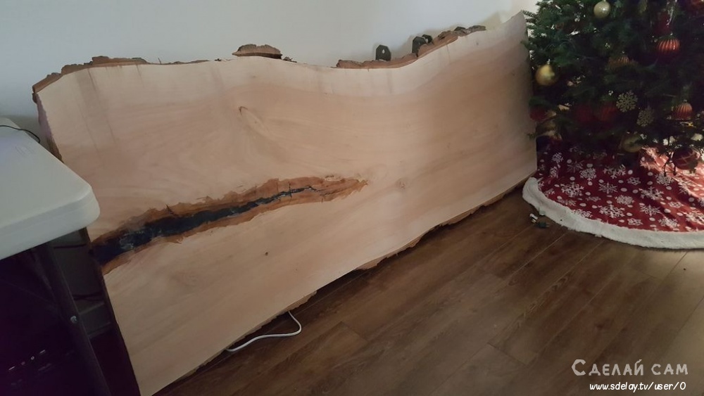 Столик для телевизора из дерева с врезным декором