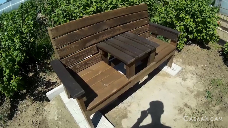Скамейка на даче со столиком