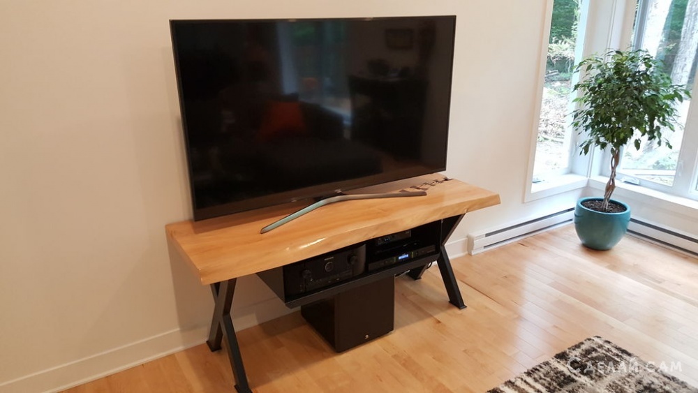 Столик для телевизора из дерева с врезным декором
