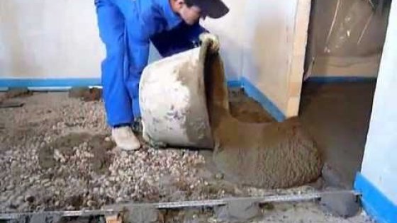 Стяжка пола из пескобетона во время работ мастеров компании Рембригада.ру