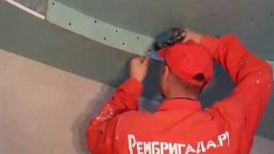 Монтаж гипсокартона на боковую часть потолка мастерами компании Рембригада.ру