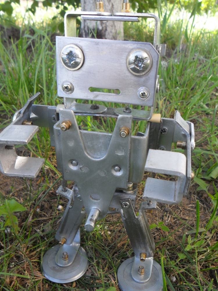 Антропоморфные роботы из хлама
