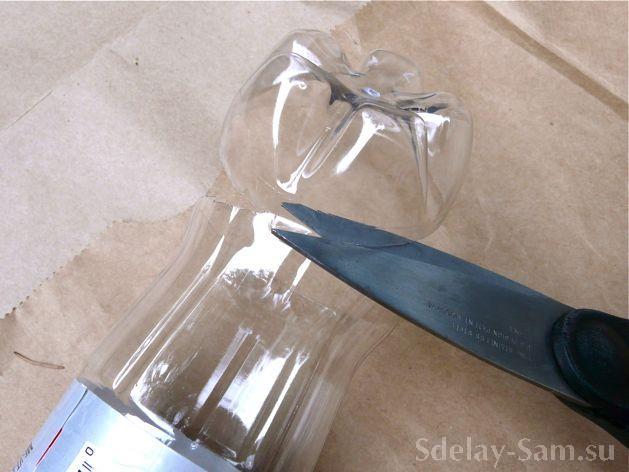 Отрезаем донышко пластиковой бутыки ножницами