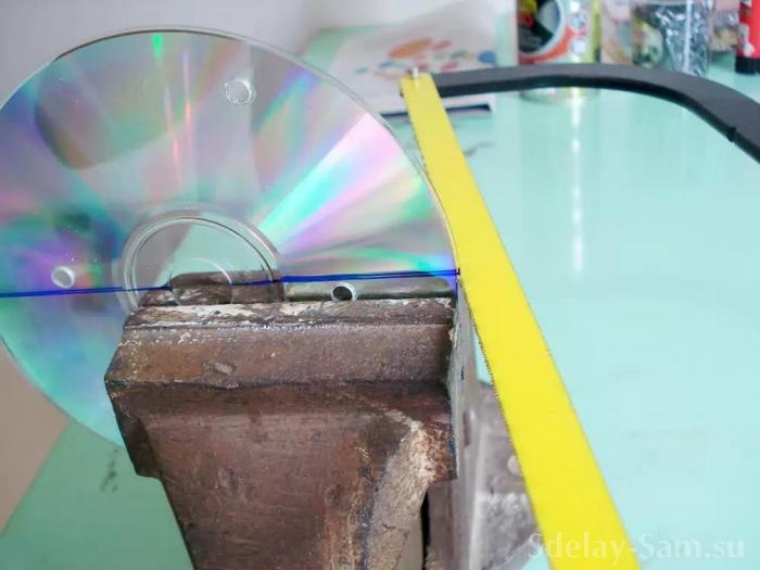 Распиливаем CD диск ножовкой по металлу по разметке