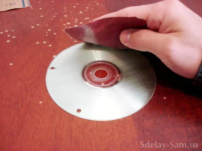 Одну сторону компакт диска рашкуриваем наждачной бумагой для придания матового эффекта и дальнейшей покраски